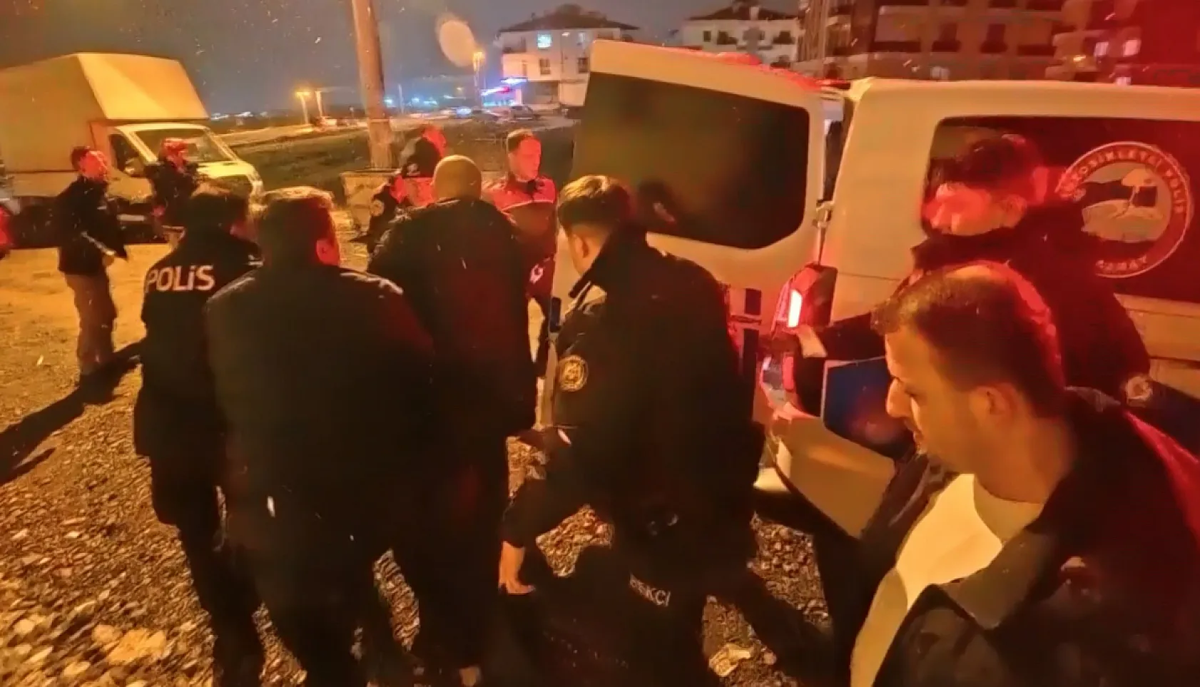 Komşuların gürültü tartışması tabanca ve bıçaklı kavgaya dönüştü: 7 gözaltı
