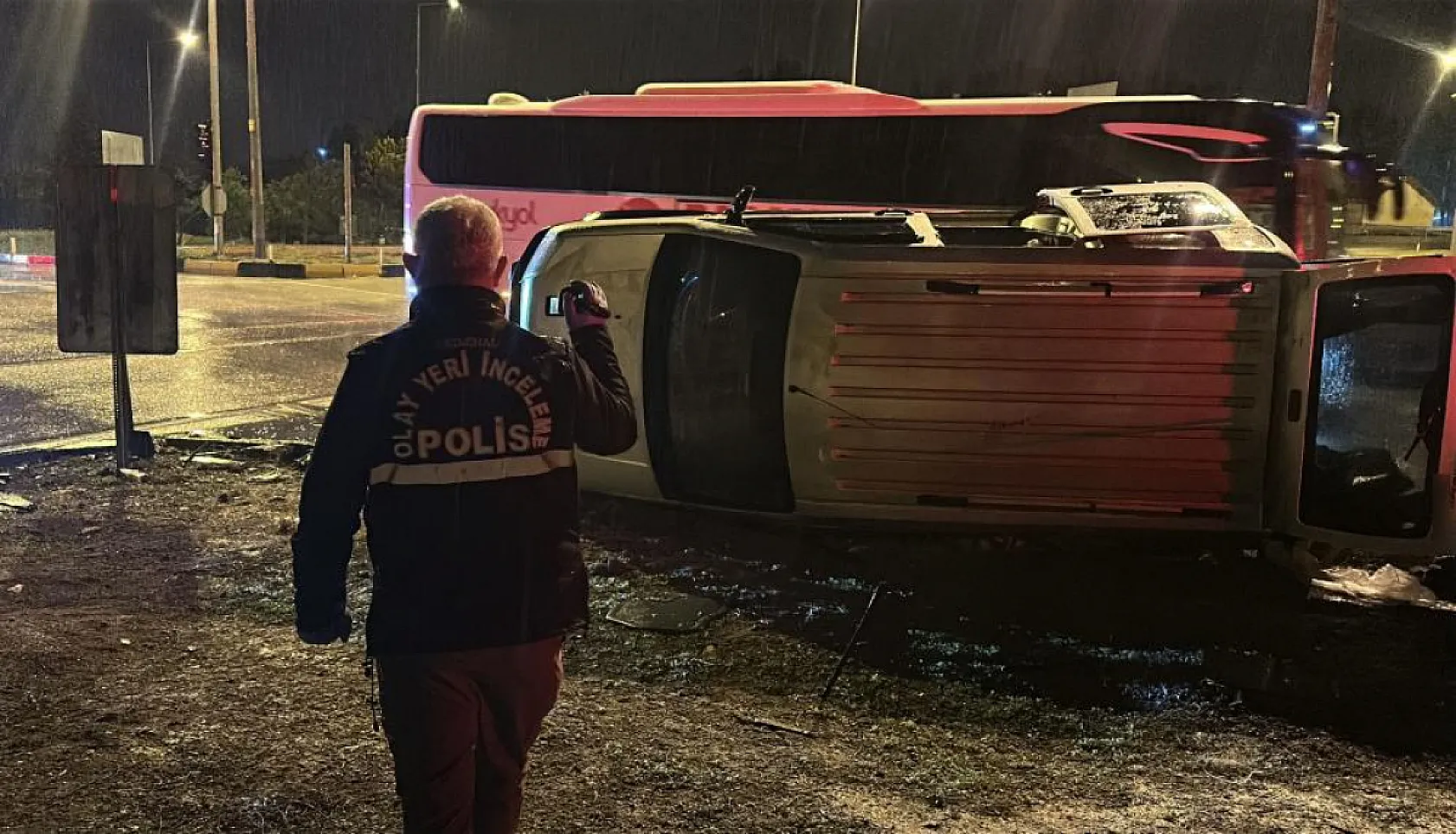 Burdur'da otomobil ile hafif ticari araç çarpıştı: 1 ölü, 5 yaralı