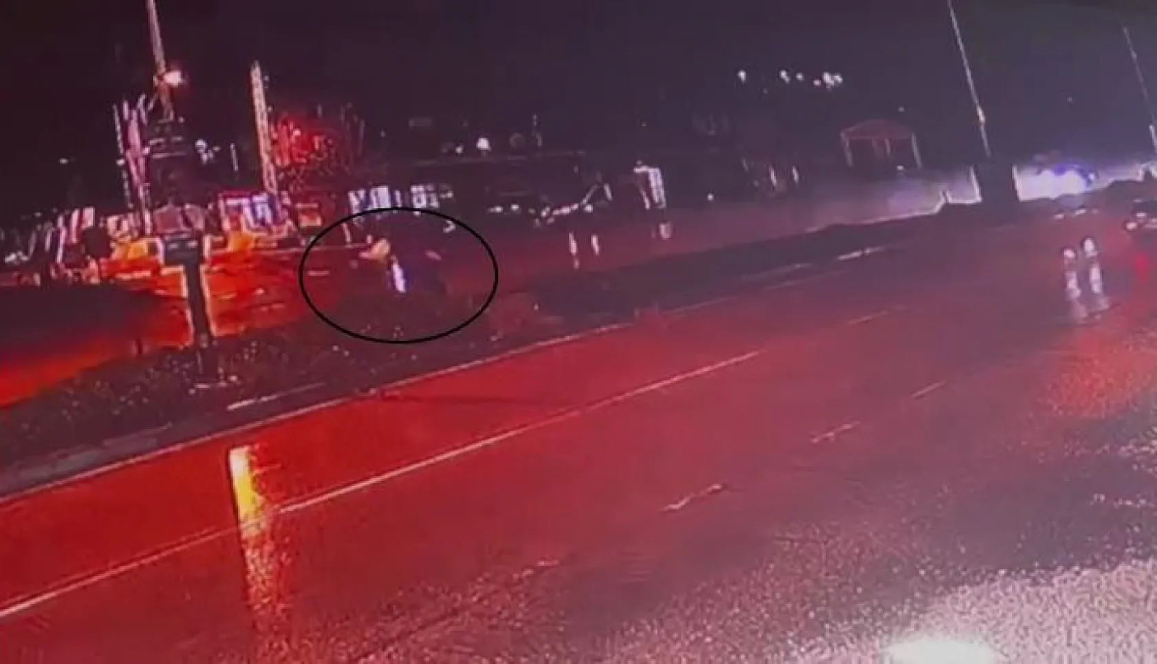 1 kişinin öldüğü feci kazada, çarpmanın etkisiyle 2 yaya havaya uçtu..
