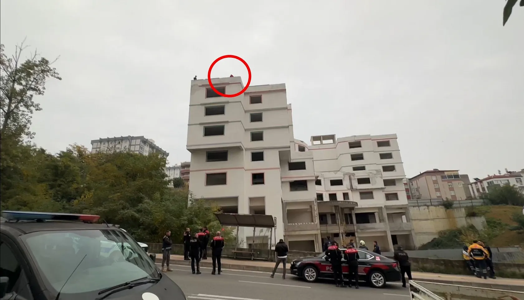 İnşaatın 7. katına çıkan bir kadın intihara kalkıştı