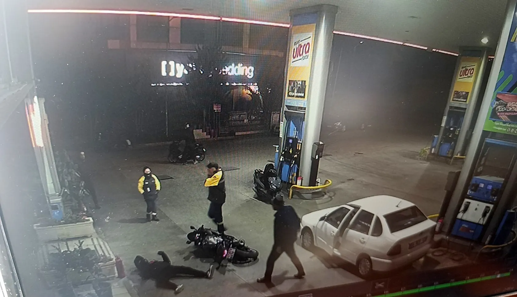 Otomobilin açılan kapısına çarpan motosiklet sürücü hastanelik oldu
