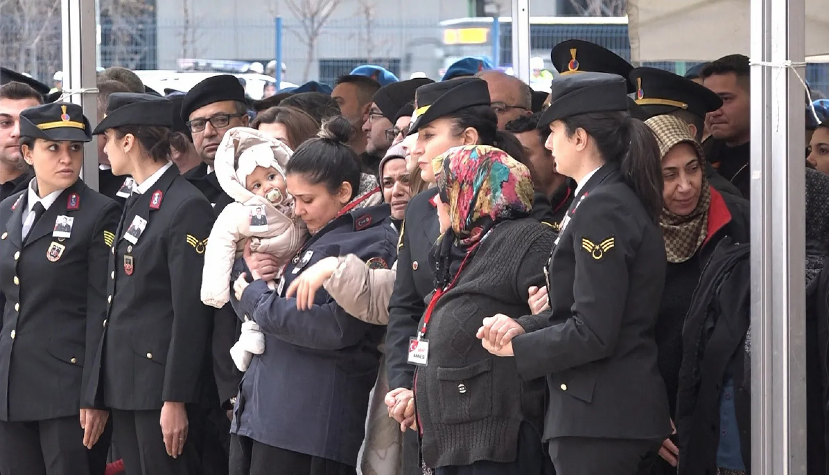 Şehidin 8 aylık bebeği her şeyden habersiz babasının Türk bayrağına sarılı tabutuna baktı