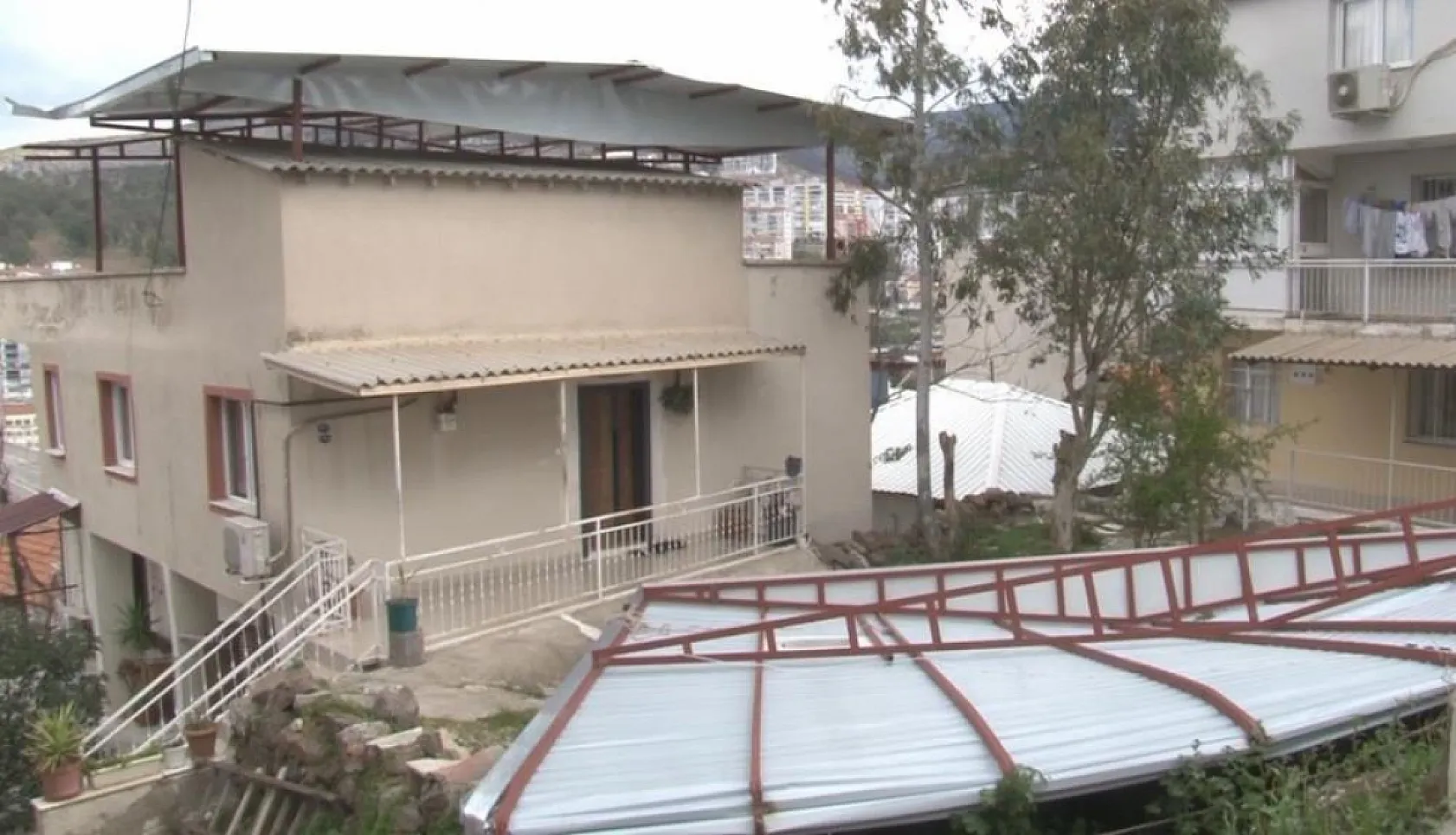 Çatıdan düşen baba-oğul olayında acı detay: 'Babamı, ağabeyimi gördün mü'