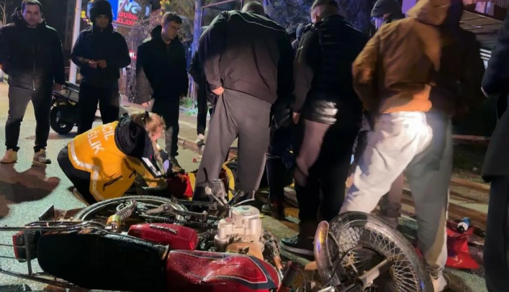 Yan Yola Dönmek İsteyen Otomobil Motosiklete Çarptı: 2 yaralı