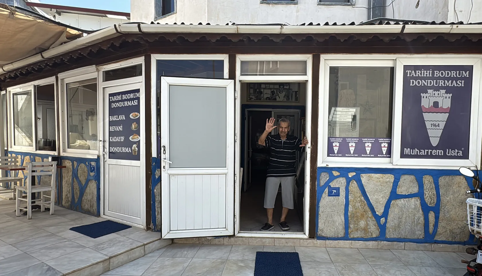 Dondurmacı Muharrem usta 65 yıldır Bodrum'da damakları tatlandırıyor