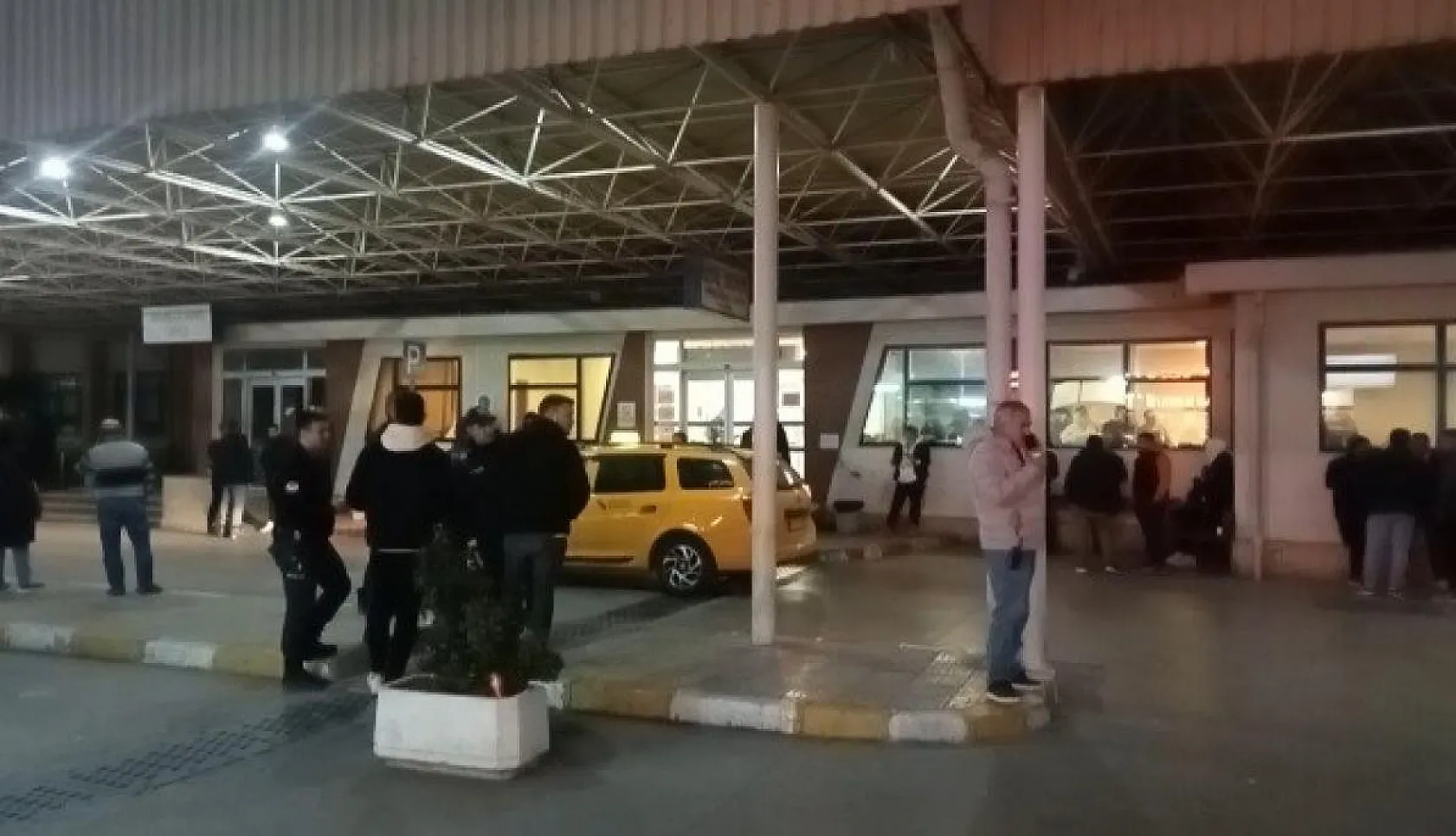 Yardım ettiği kadın tarafından tabancayla vurulan polis yaralandı