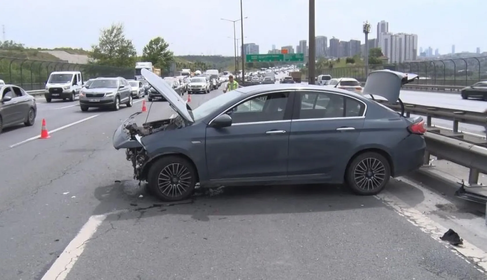 Otoyolda makas atan alkollü sürücü zincirleme kazaya neden oldu