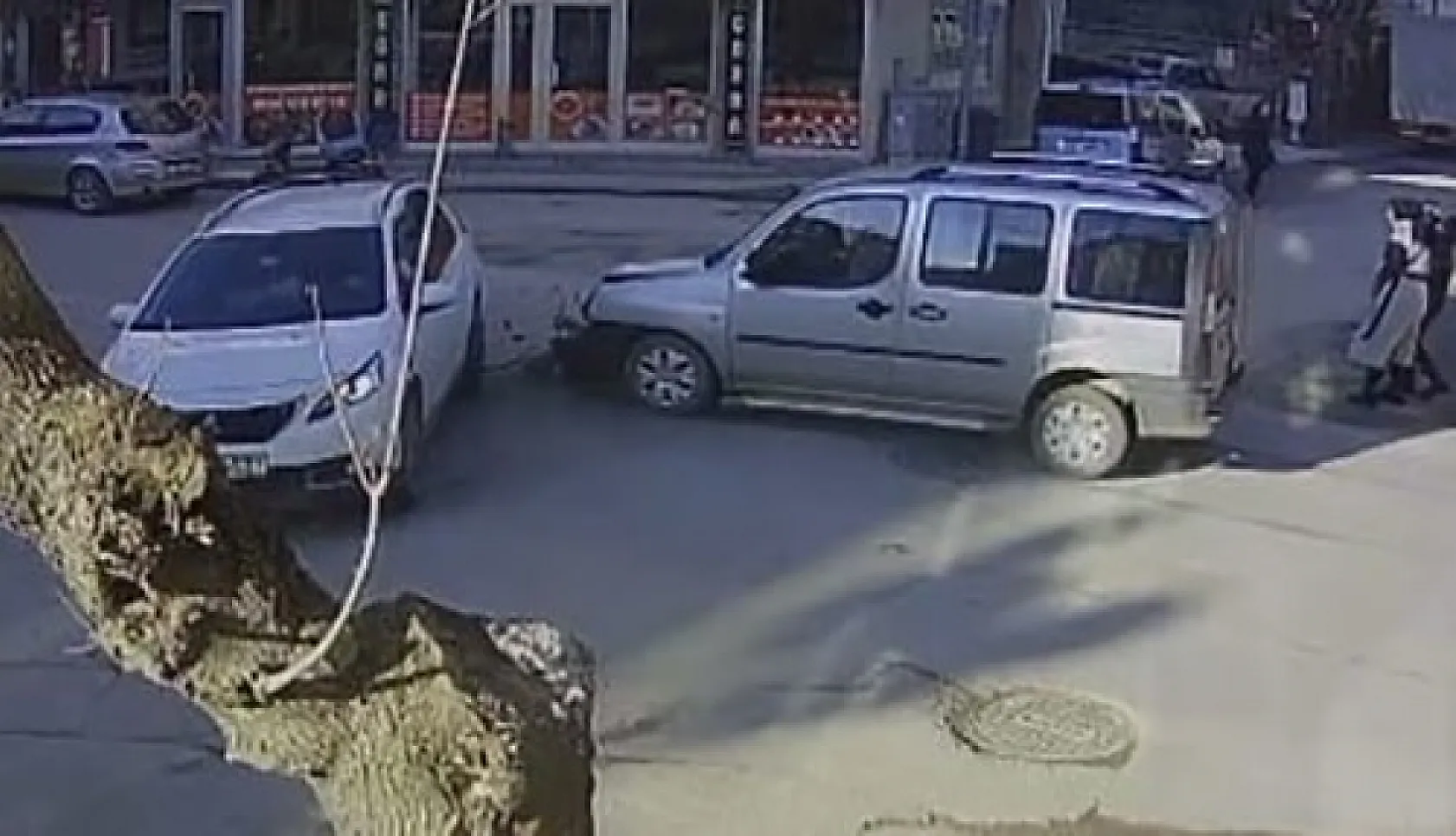 Araçlar çarpıştı, 2'si çocuk 3 kişi yaralandı