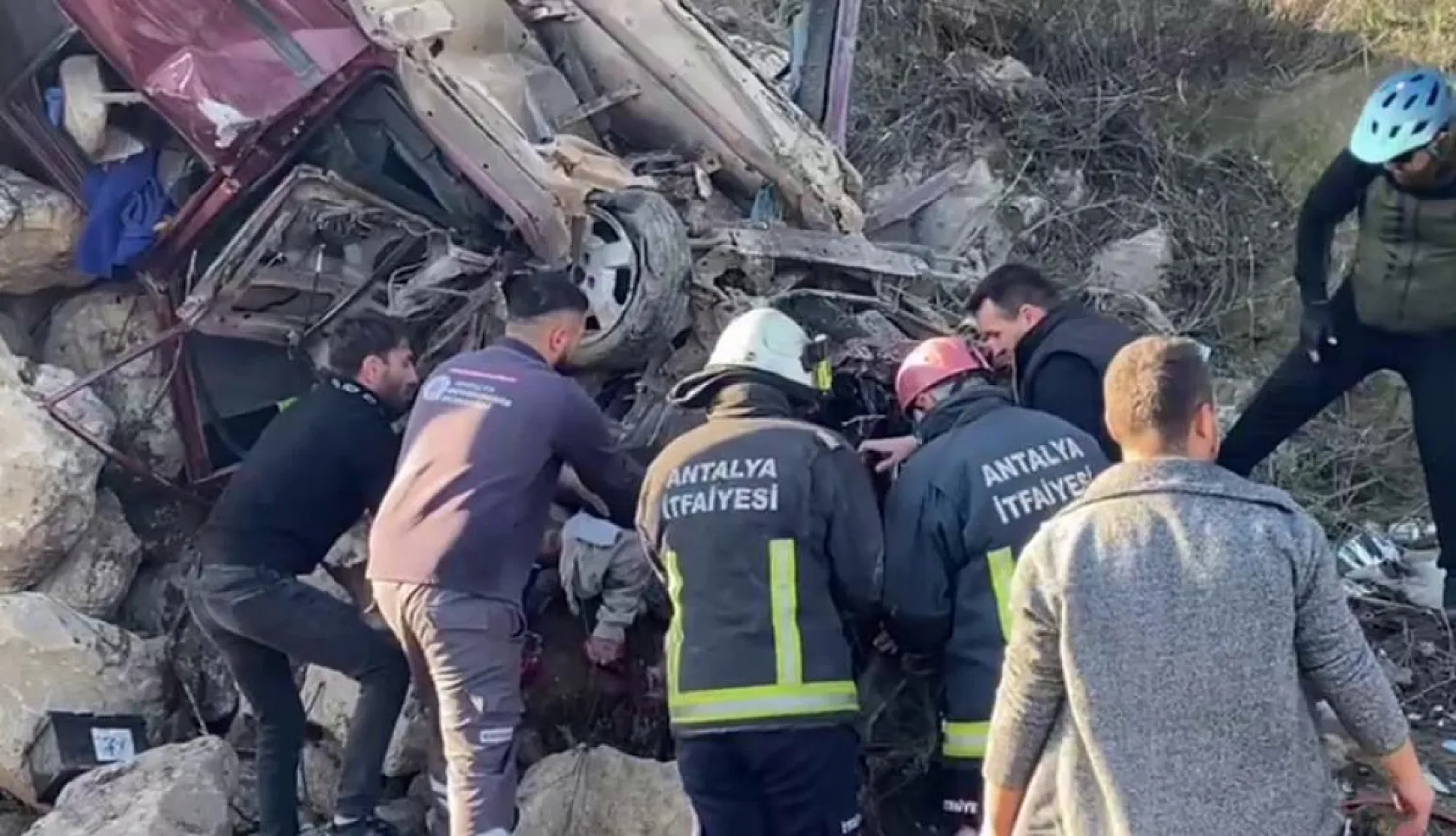 İstinat duvarına çarpan Tofaş hurdaya döndü, araçta sıkışan genç güçlükle kurtarıldı