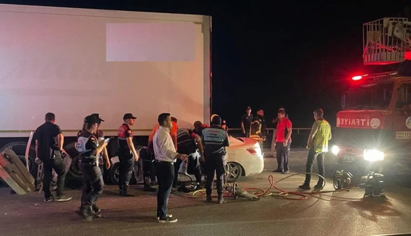Kan donduran kaza! Otomobil tırın altına girdi, 2 ölü