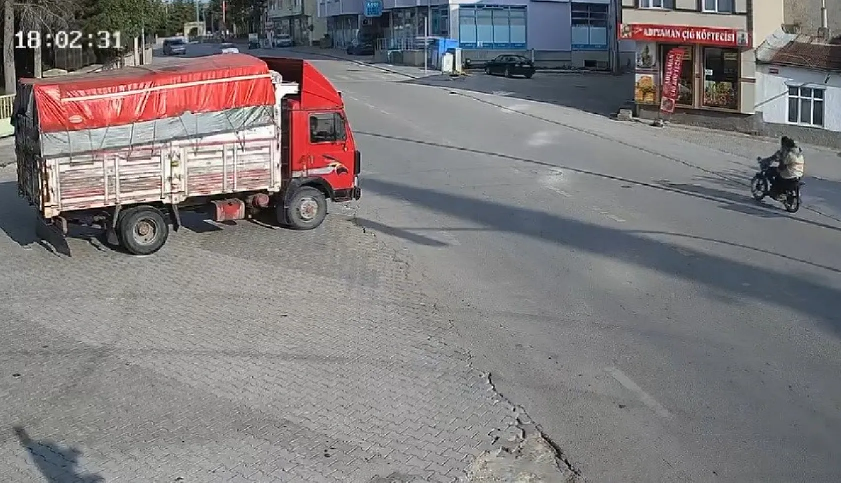 Açık kamyonet kasası kapağı yüzünden 15 yaşındaki genç kız hayatını kaybetti