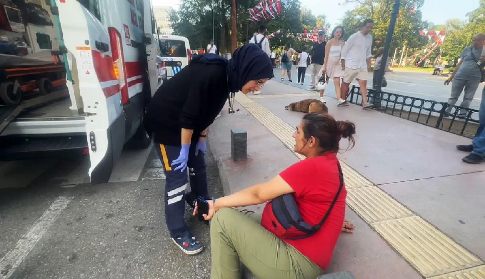 Cadde ortasında doğumu başlayan hamile kadının imdadına sağlıkçılar yetişti