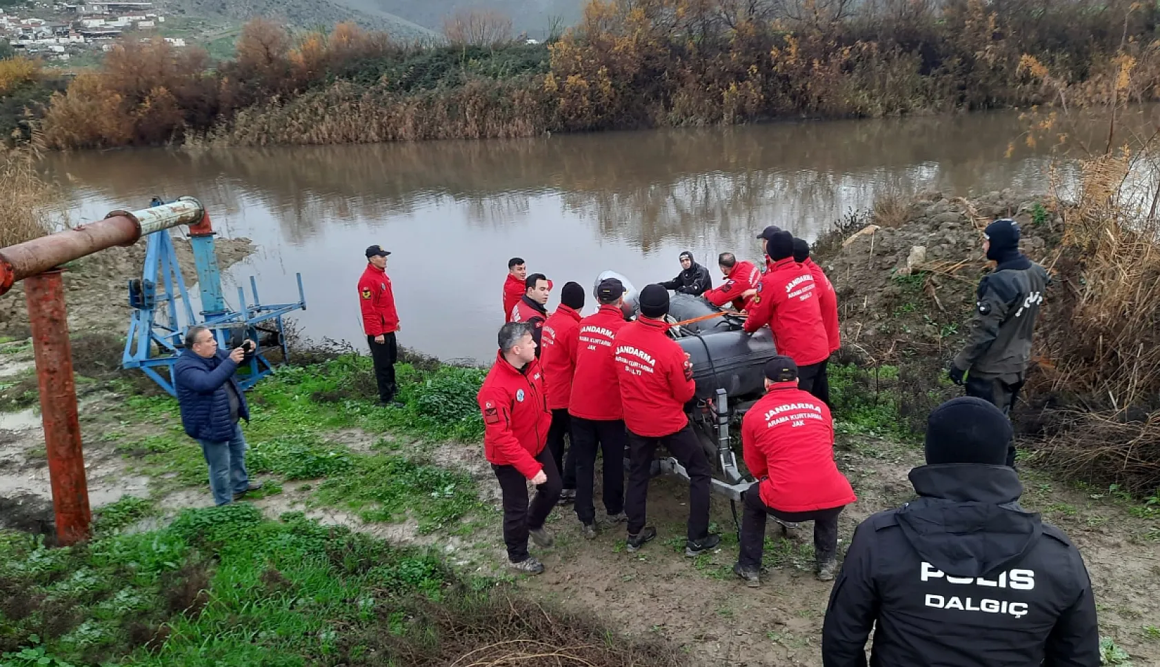 Menderes Nehri'ne düşen kişiyi bulmak için ekipler seferber oldu