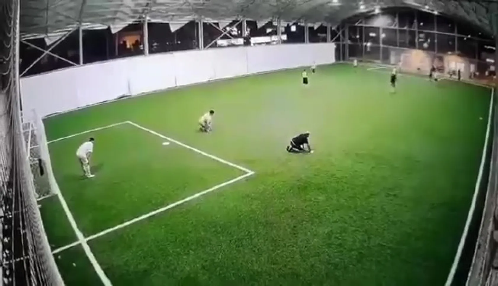 Futbol sahasında kalp krizi: Üç çocuk babası hayatını kaybetti