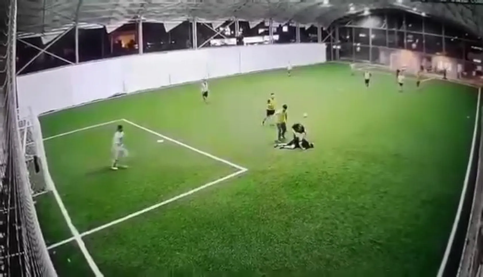 Futbol sahasında kalp krizi: Üç çocuk babası hayatını kaybetti