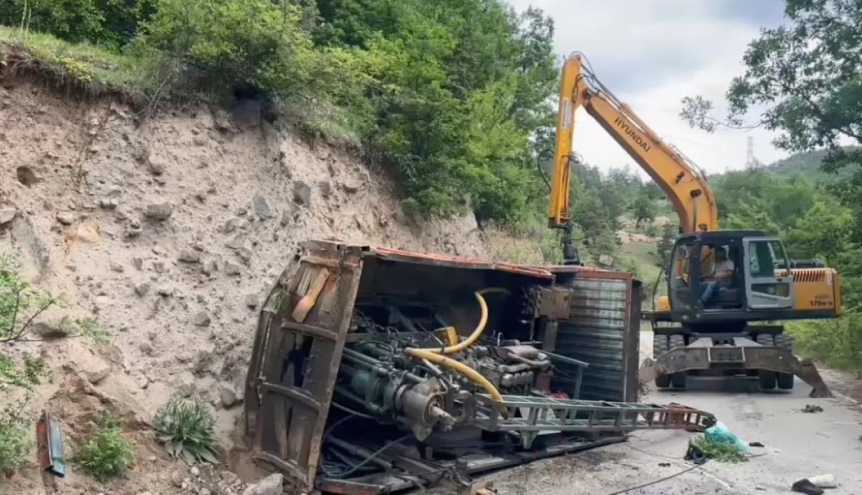İş makinesi devrildi: 24 yaşındaki genç hayatını kaybetti