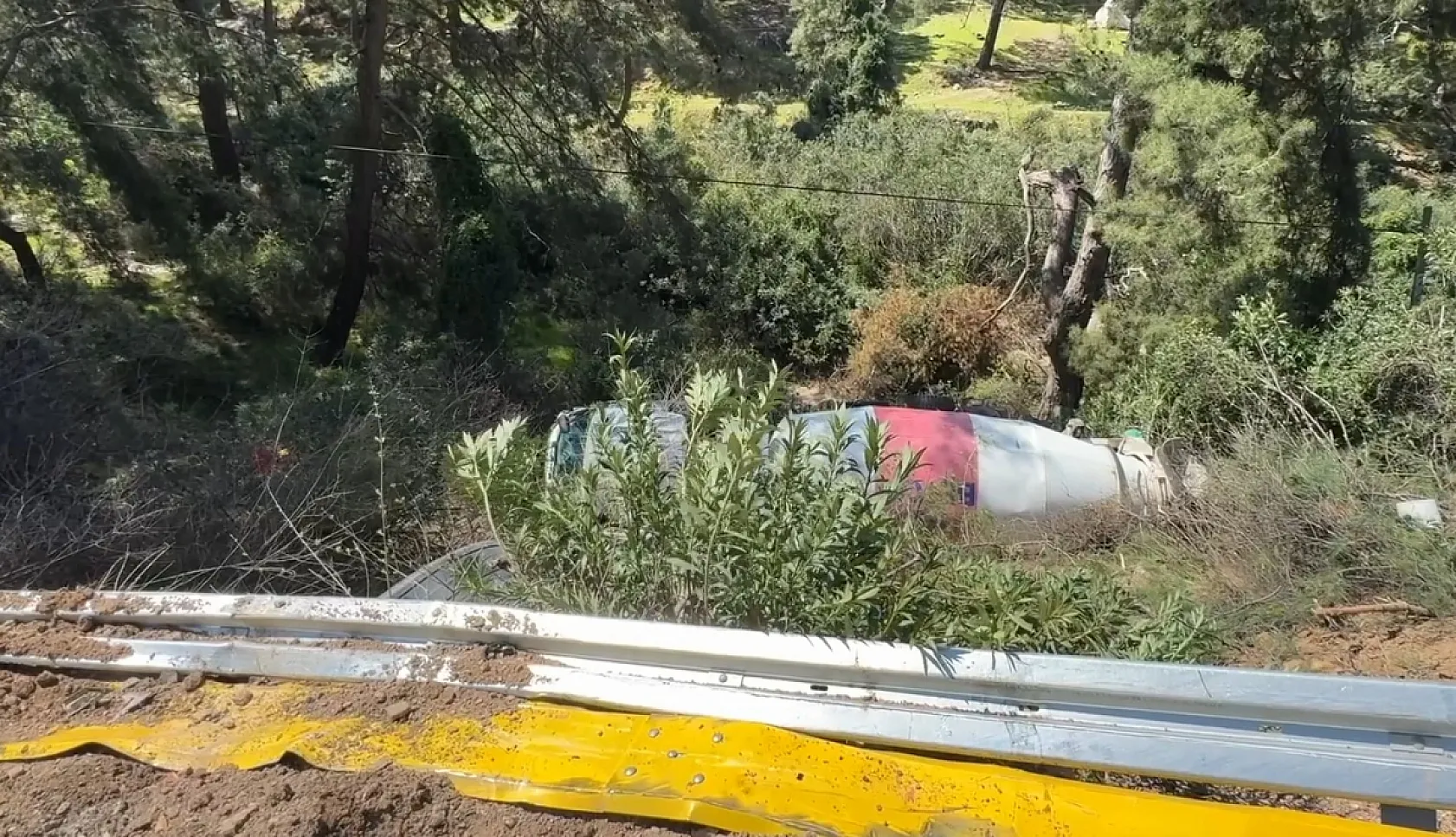 Fethiye'de devrilen beton mikserinin sürücüsü yaralandı