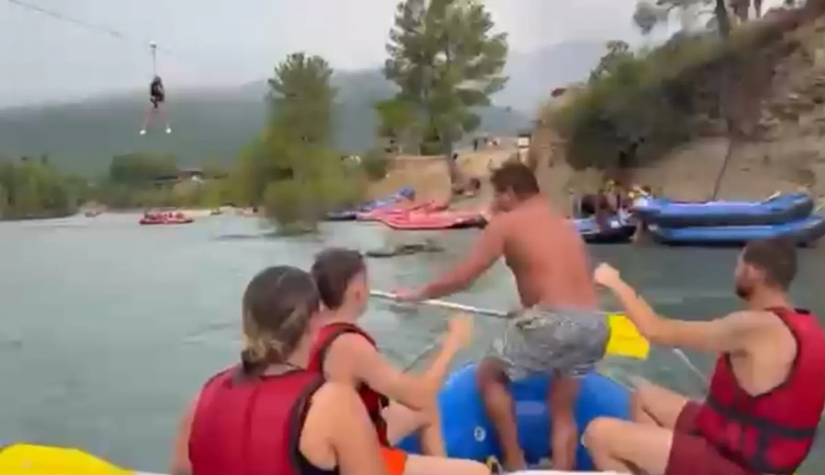 Kanyonda ziplinede asılı kalan turist çocuğu rafting rehberi kurtardı