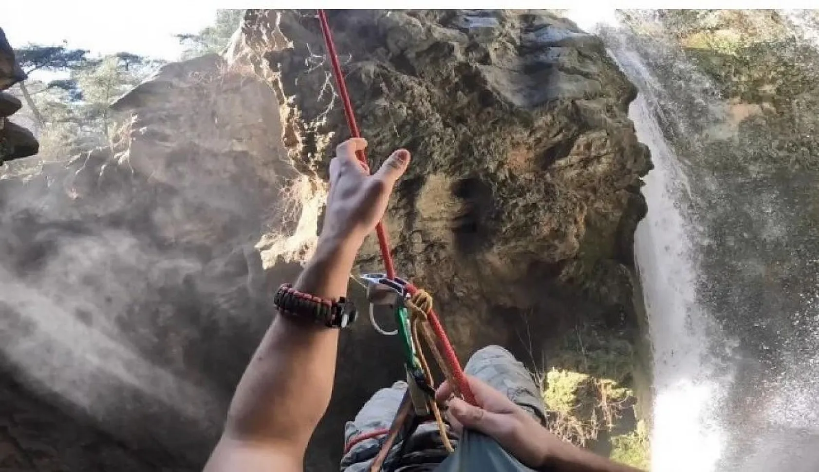 Uçuruma hamak kuran fenomen ölümden döndü!