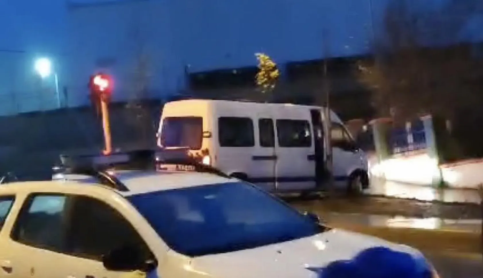 Servis minibüsünün altında kalan adam hayatını kaybetti