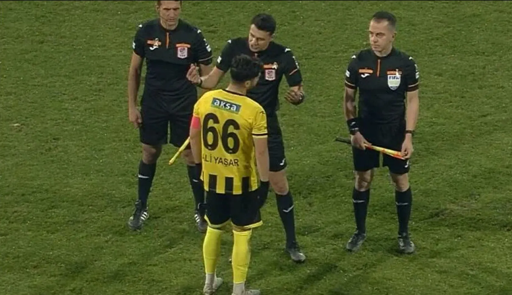 Türk futbolunda sıkıntılar bitmiyor! Başkan takımını sahadan çekti, maç yarıda kesildi