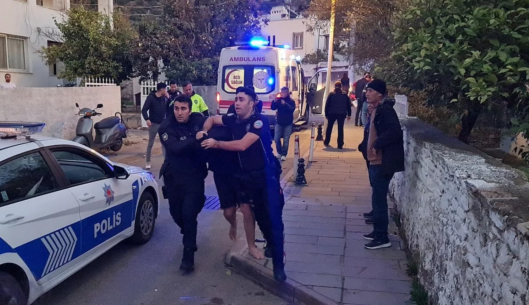 Annesini boğazından bıçaklayarak öldürdü
