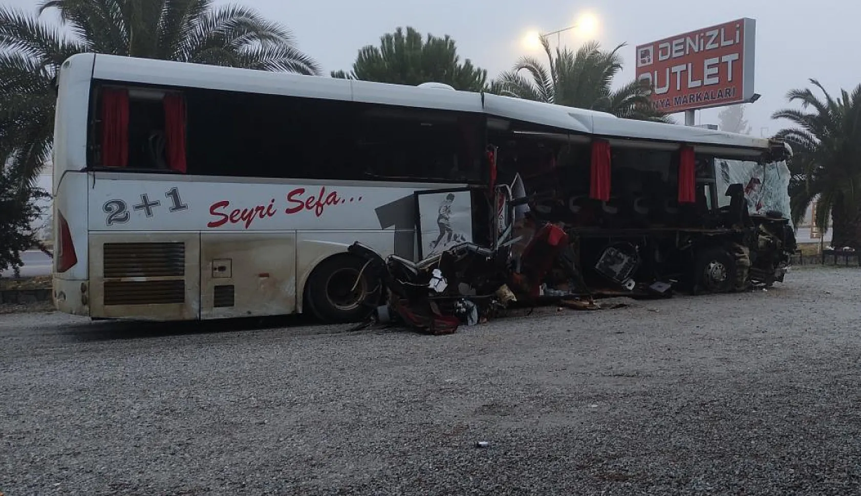 Feci kaza yolcu otobüsü akaryakıt istasyonundan çıkan tıra çarptı: 1 ölü, 20 yaralı
