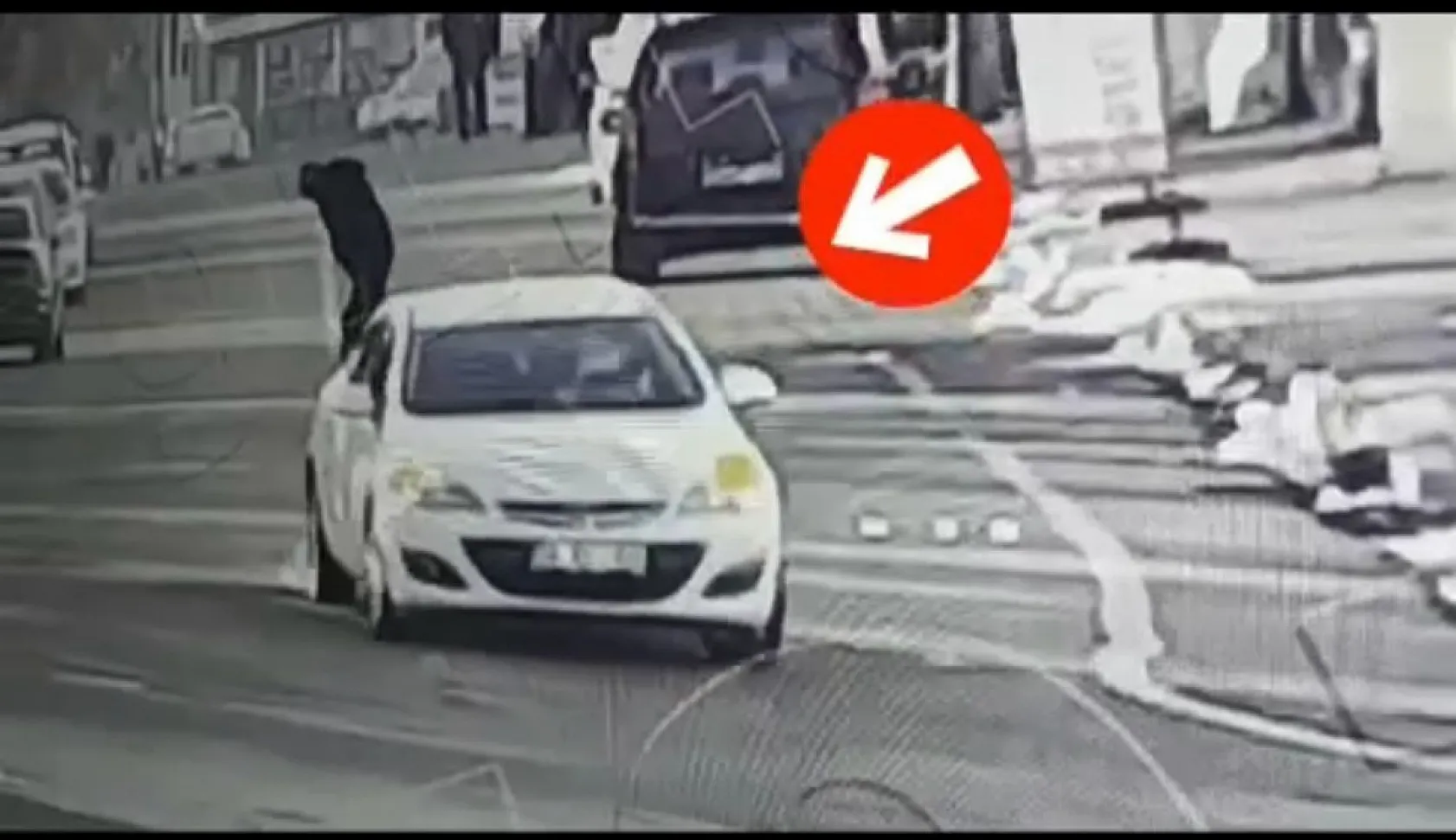 Çaldıkları araçla kaza yapıp kaçtılar