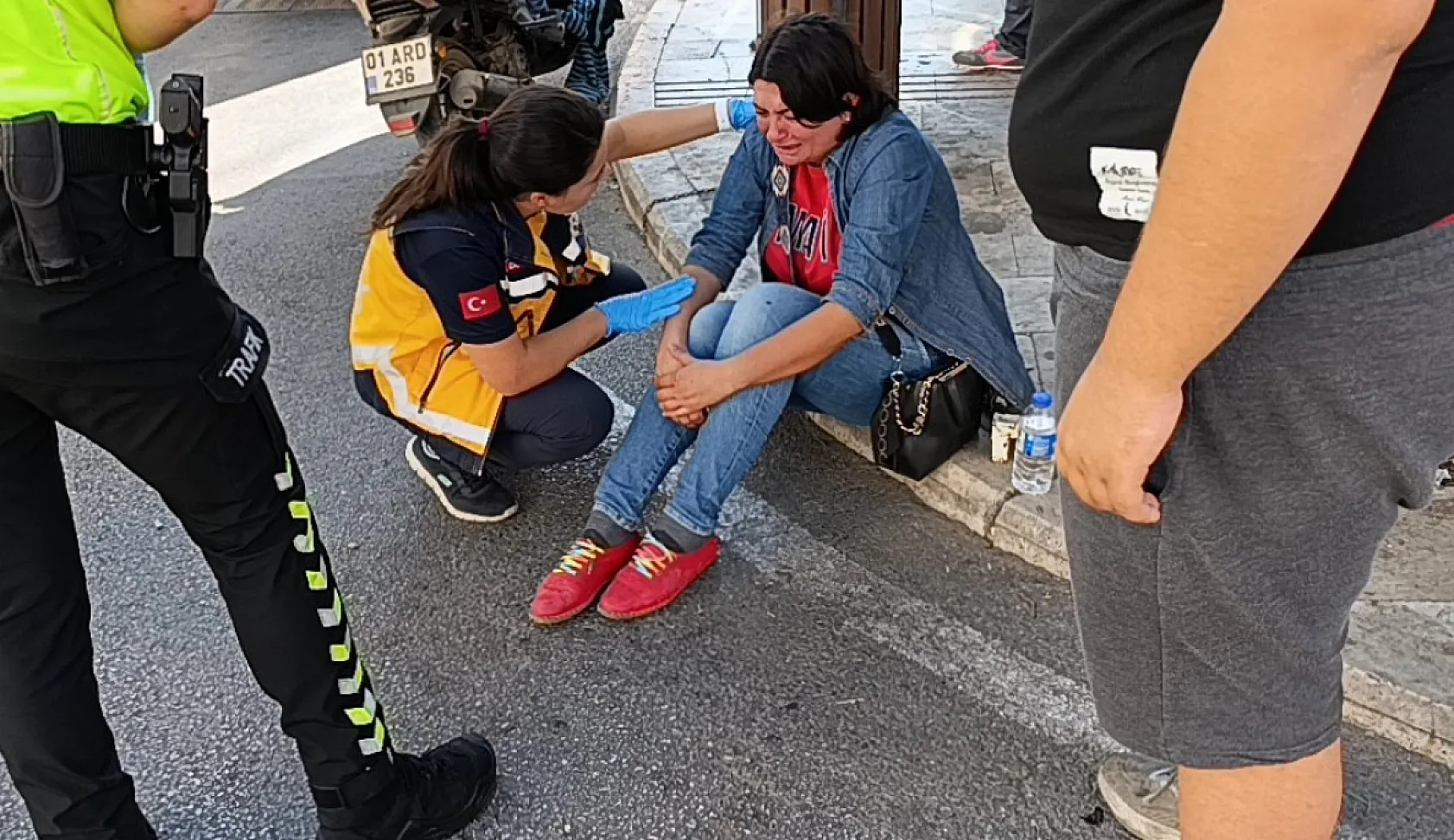 Motosiklete çarpan otomobil sürücüsü kaza sonrası gözyaşlarına hakim olamadı