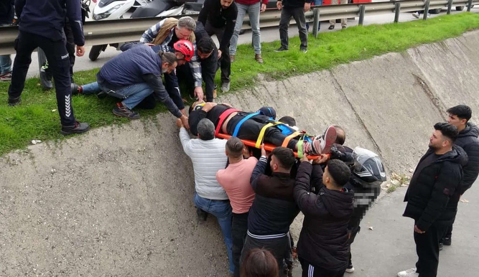Yayaya yol veren motosikletli arkasından gelen otomobilin çarpmasıyla kanala uçtu