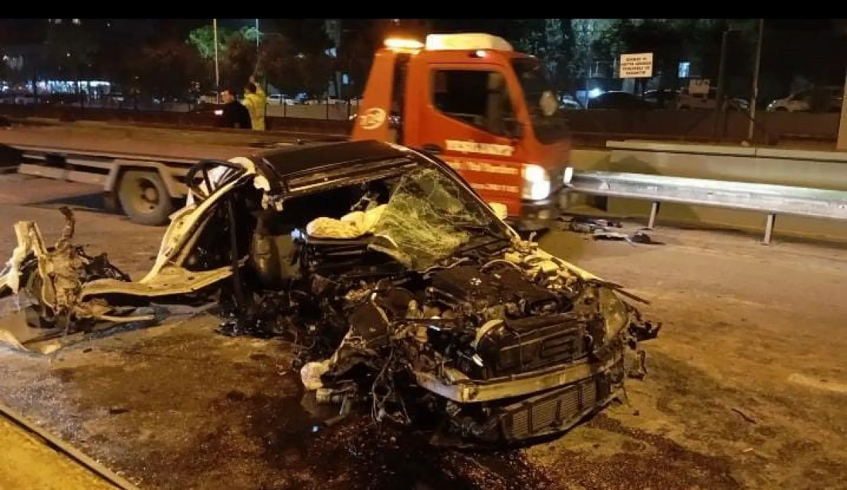 İzmir Yolu'nda gece saatlerinde kaza: 8 kişi yaralandı