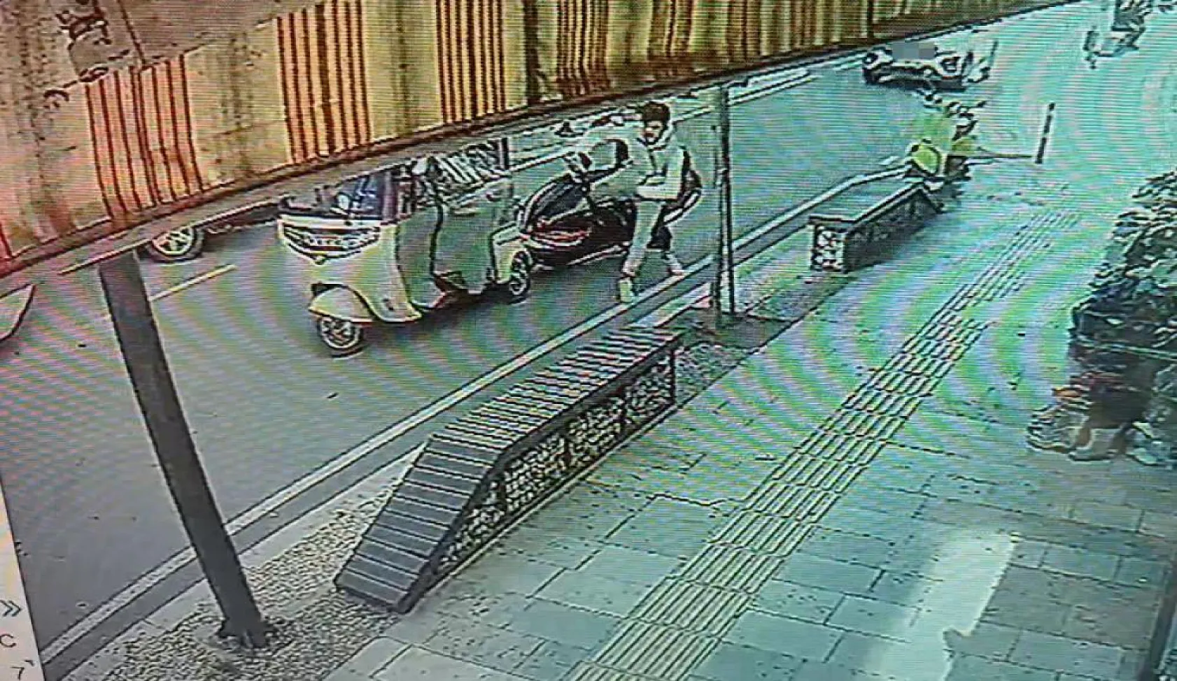 Antalya'da 100 metre arayla motosikletlileri yola savuran iki kaza: 1 yaralı