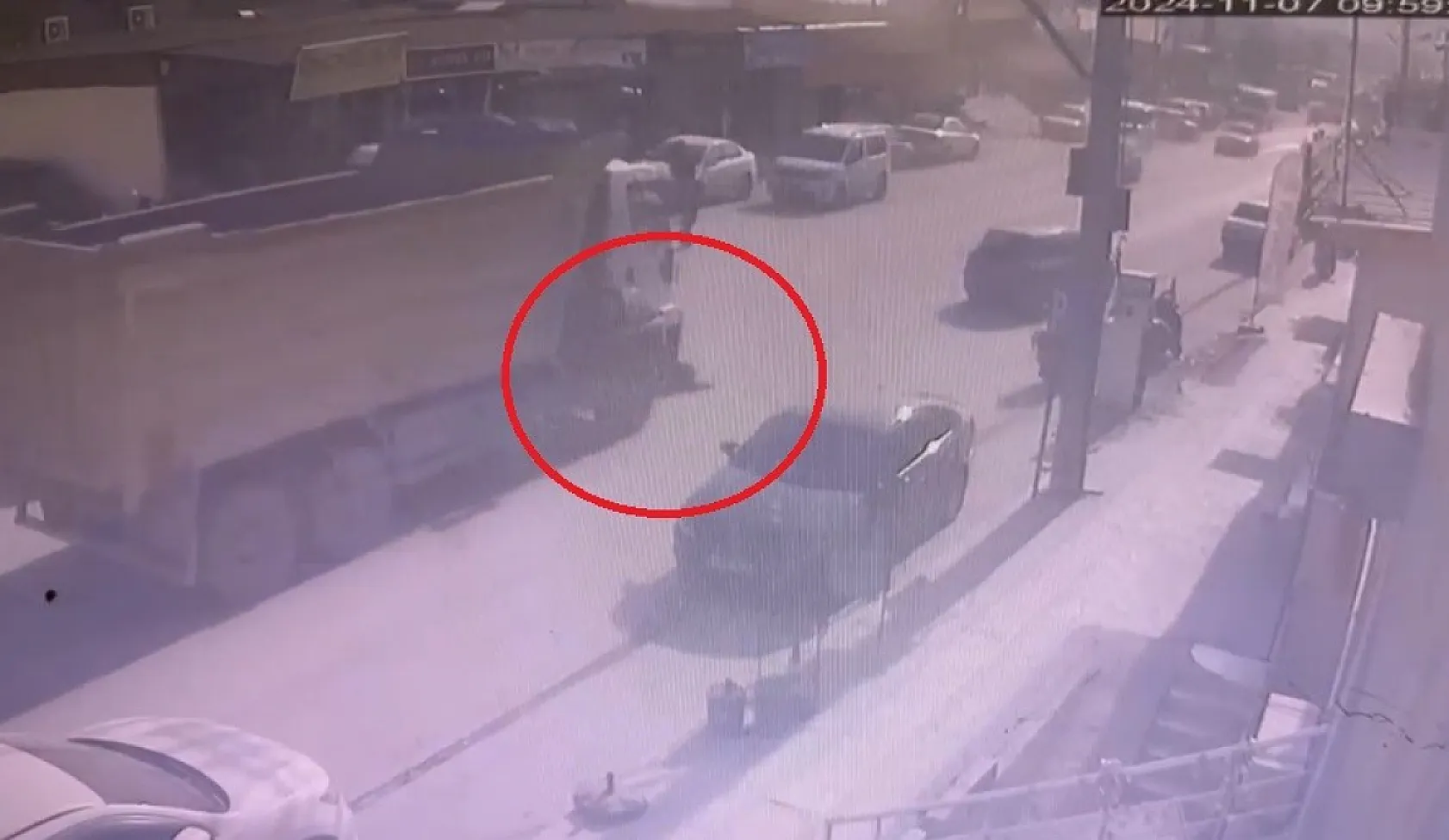 Hafriyat kamyonunun altında kalan motosikletli aracın altından yürüyerek çıktı