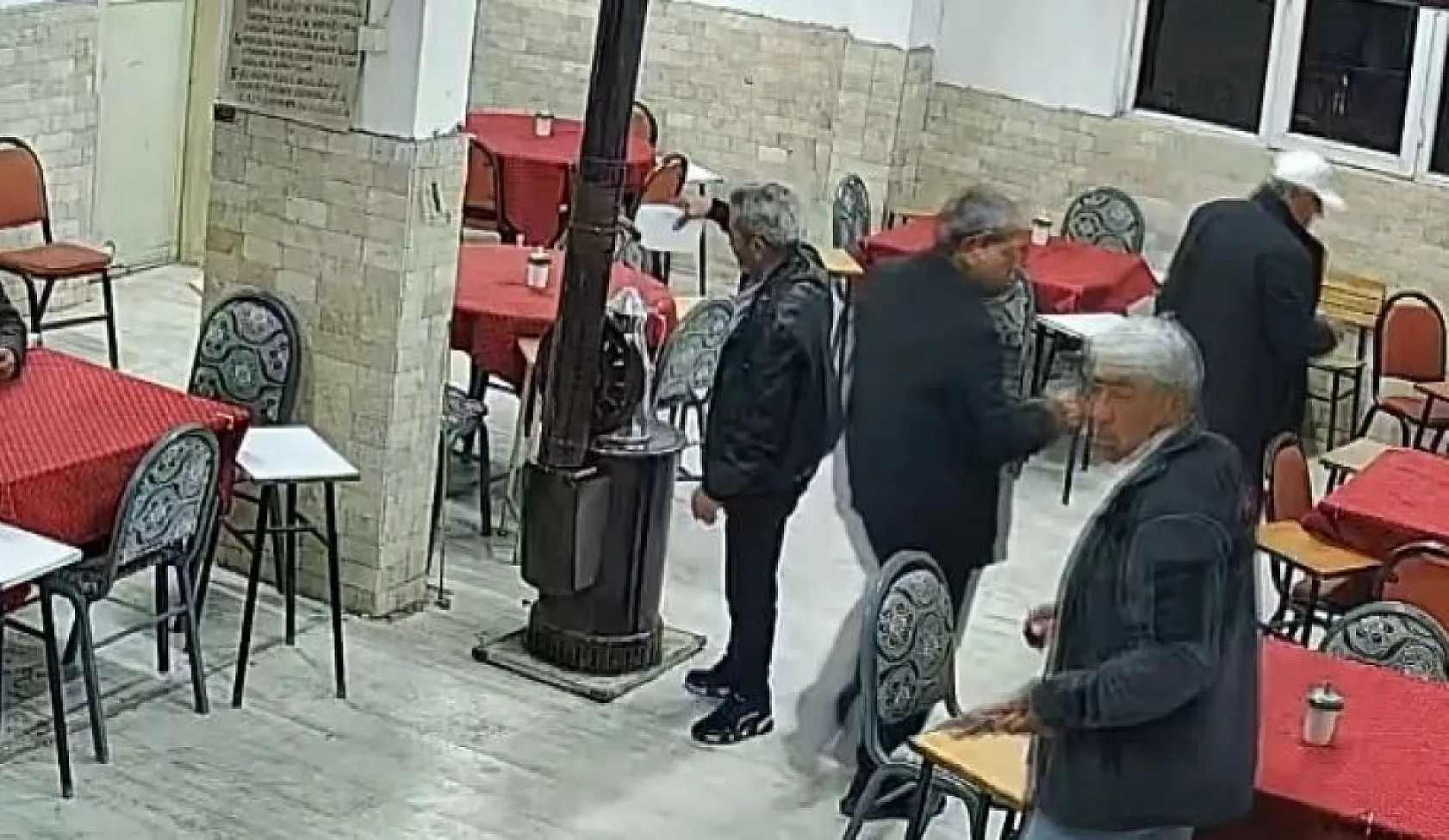 Güzel kokması için sobaya dökülen kolonya ortalığı savaş alanına çevirdi