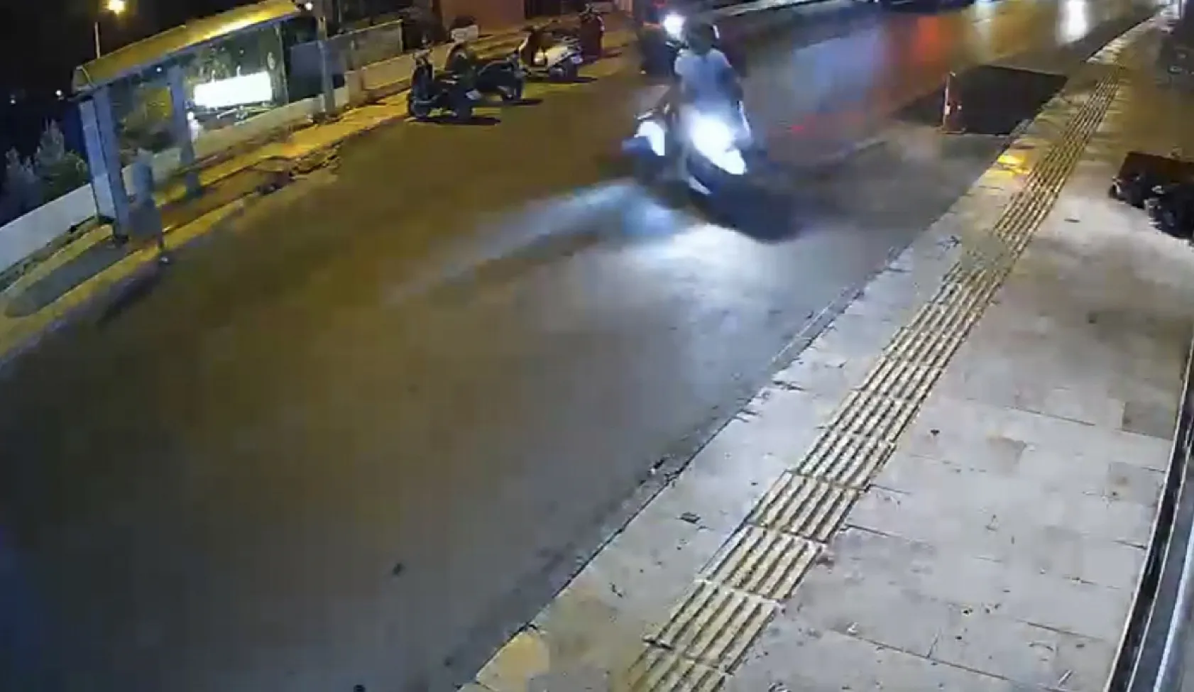 Bodrum'da motosiklet kazası güvenlik kamerasına yansıdı