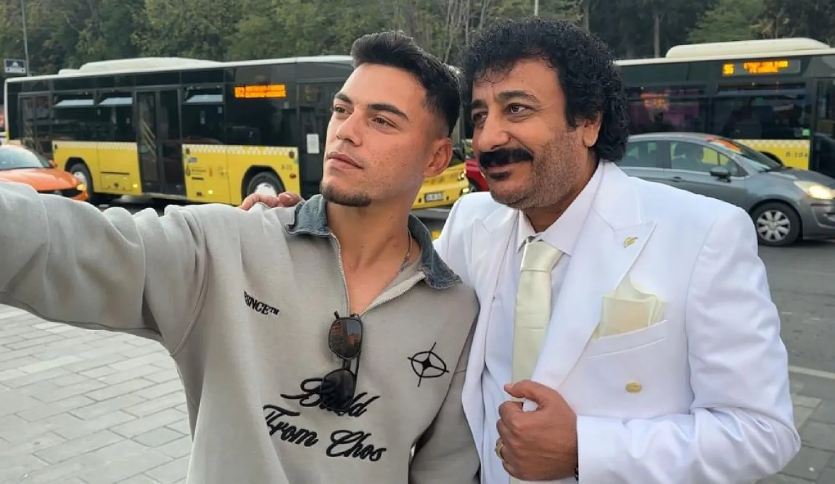 Tarzıyla Müslüm Gürses'e benzeyen vatandaş ilgi odağı oldu