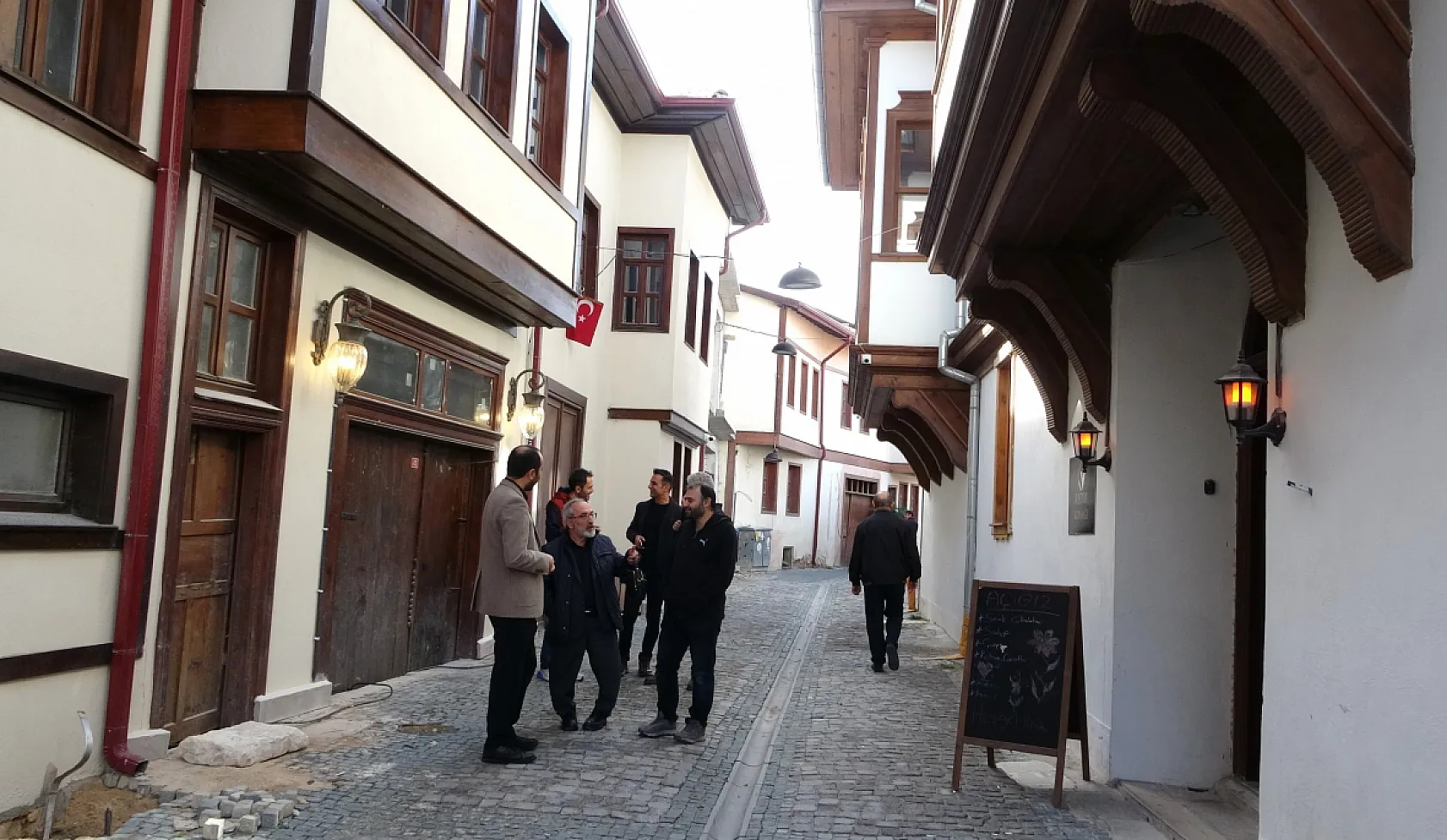 Doç. Dr. Abdullah Erdem Taş: 'Modern hayat insanları yalnızlaştırıyor'