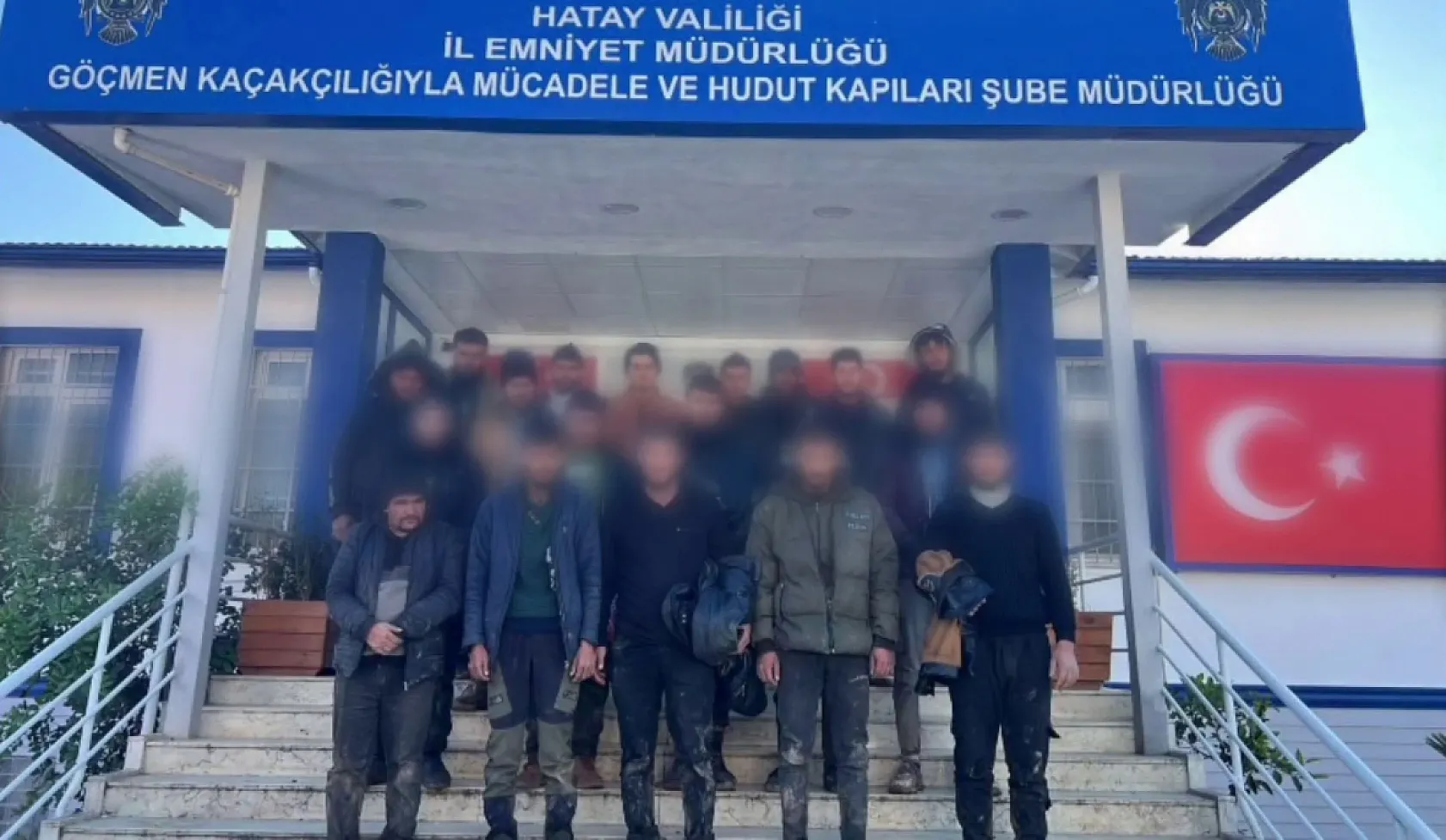 Üzeri hayvan dışkısıyla kapatılan kamyonetin gizli bölmesinden kaçak göçmen çıktı