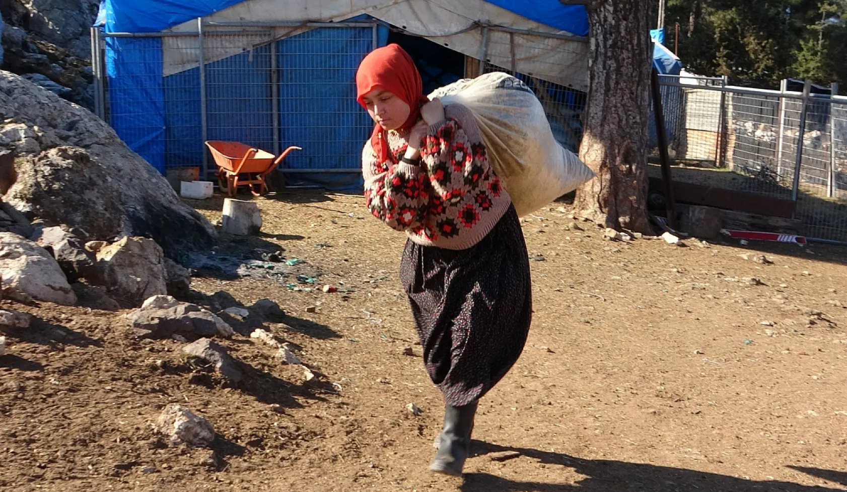 Yörük kızı, baba mesleğiyle kültürünü yaşatıyor