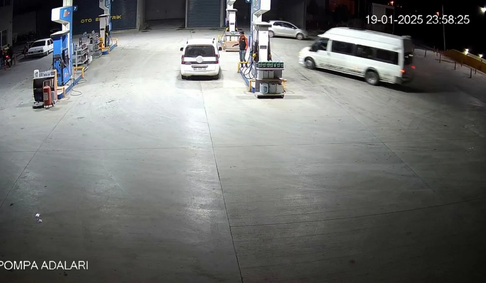 Böyle kavga görülmedi: Kaldırımdaki grubun arasına motosikletle daldı