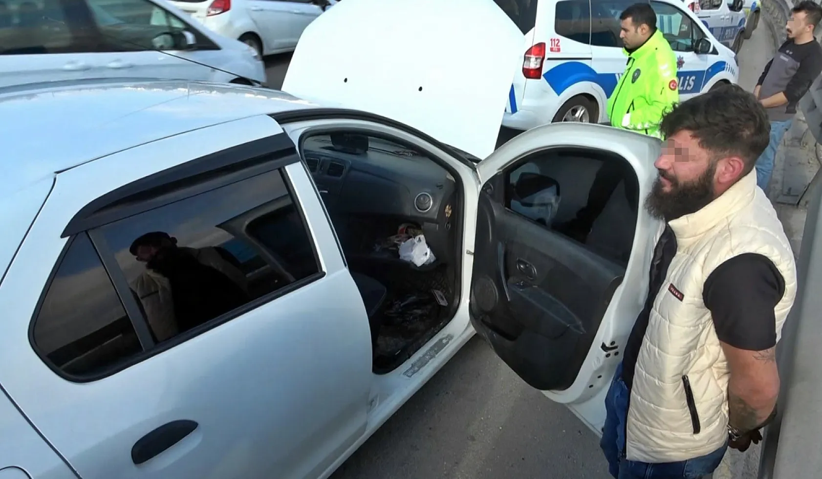Polis ehliyetsiz sürücüyü lastiklerini patlatarak durdurdu