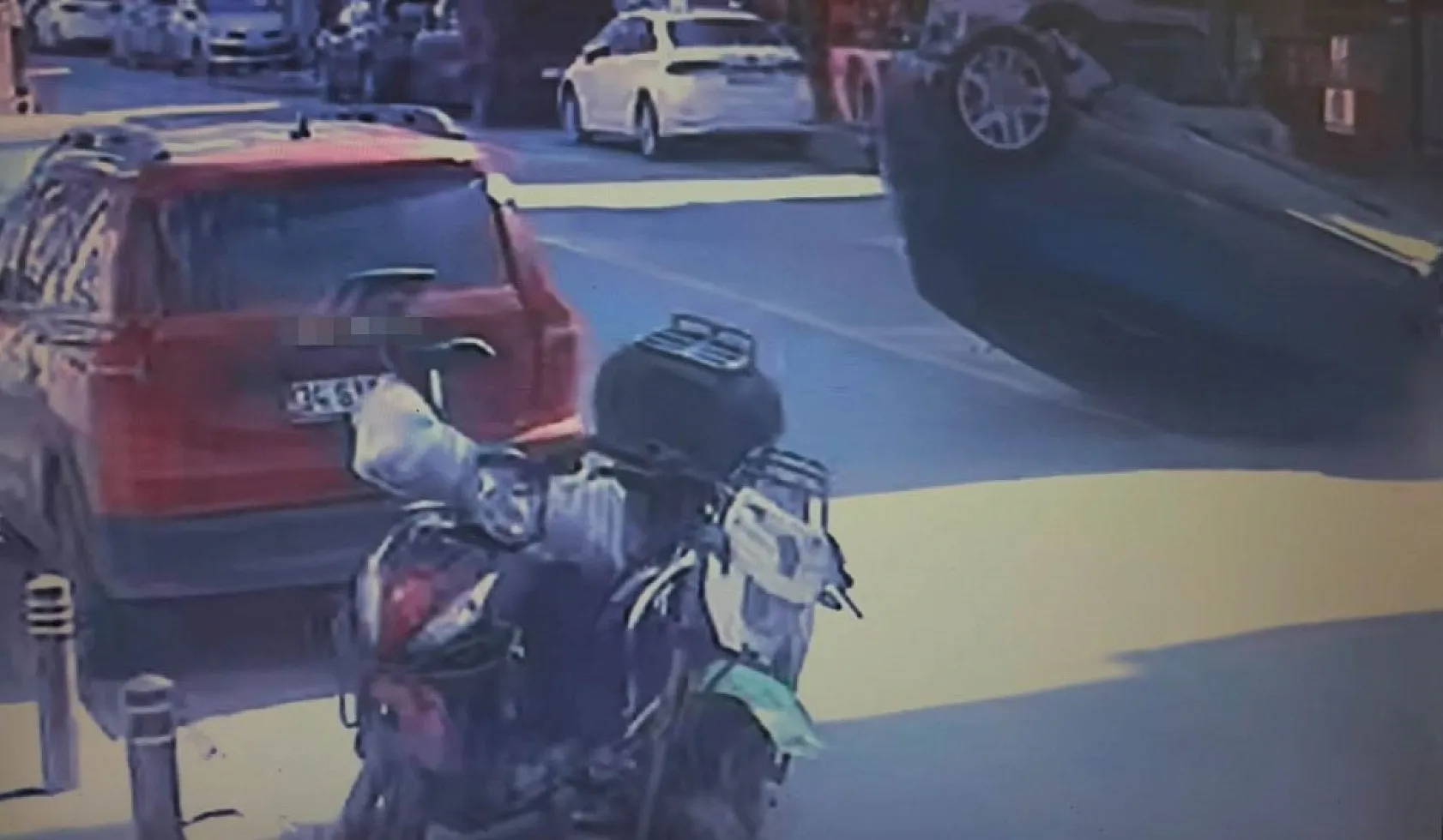 Otomobil park halindeki araca çarpıp takla attı