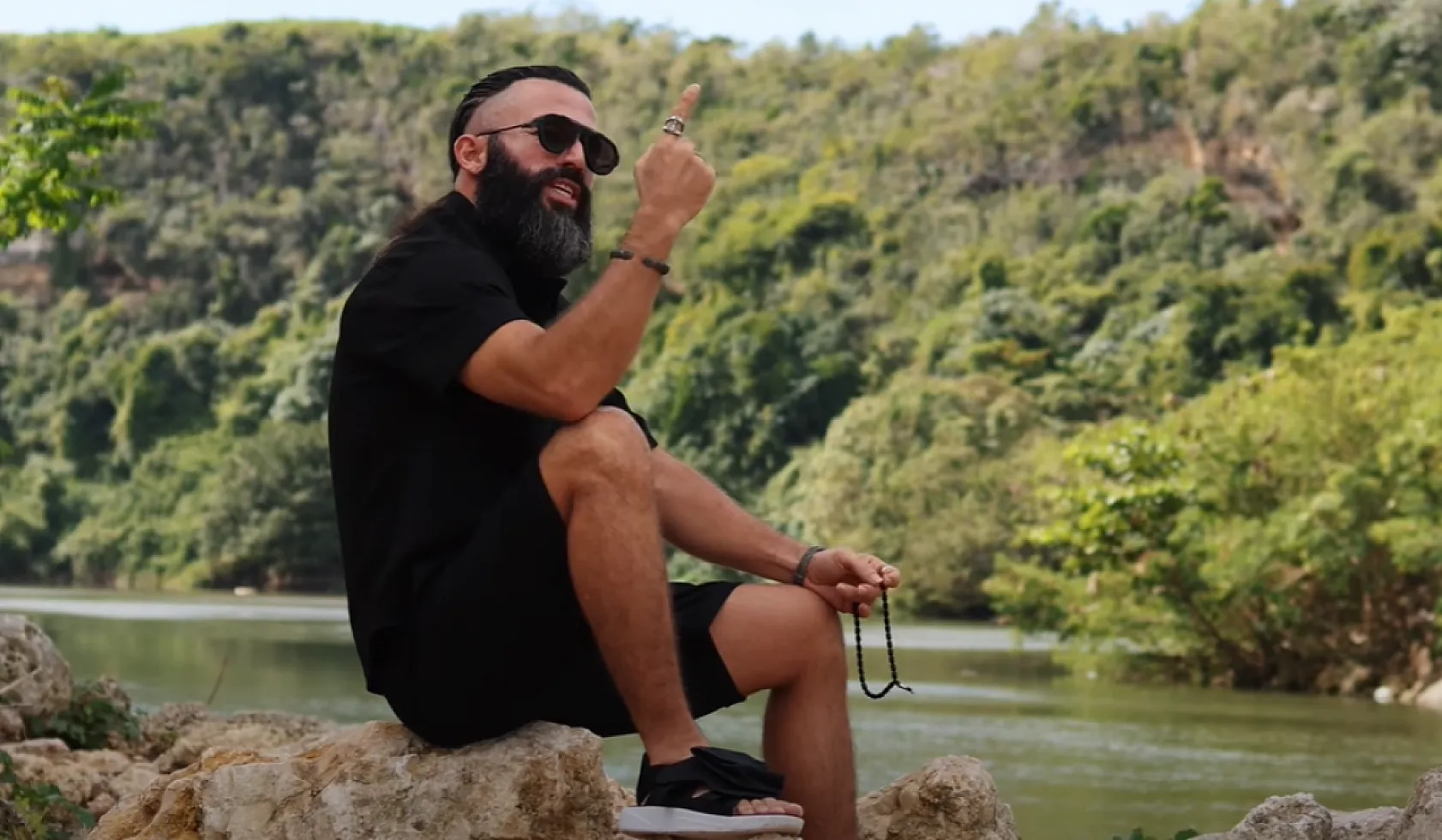 Yangında evini kaybeden Survivor Turabi şarkı çıkardı