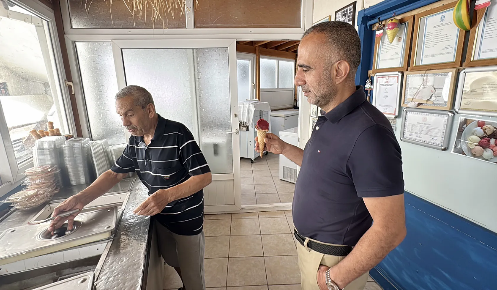 Dondurmacı Muharrem usta 65 yıldır Bodrum'da damakları tatlandırıyor