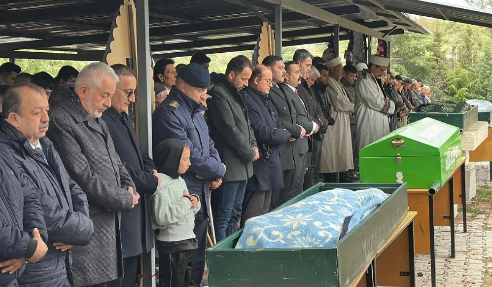 Antalya-Isparta Karayolu'ndaki kazada hayatını kaybeden tarım işçileri toprağa verildi