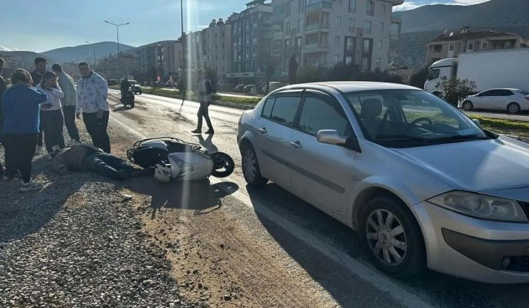 Otomobil ile motosiklet çarpıştı, 1 yaralı