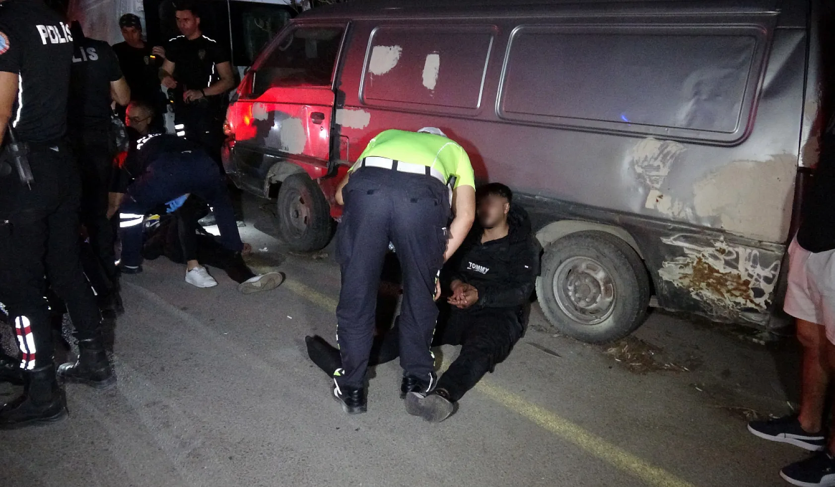 Polisin 'dur' ihtarına uymayan motosikletli kaza geçirdi: 1'i ağır 2 yaralı