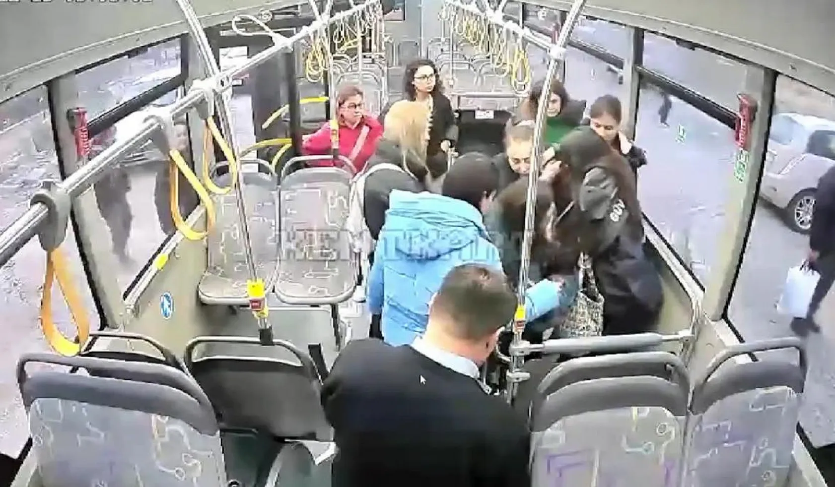 Otobüs şoförü hamile kadını hastaneye yetiştirdi
