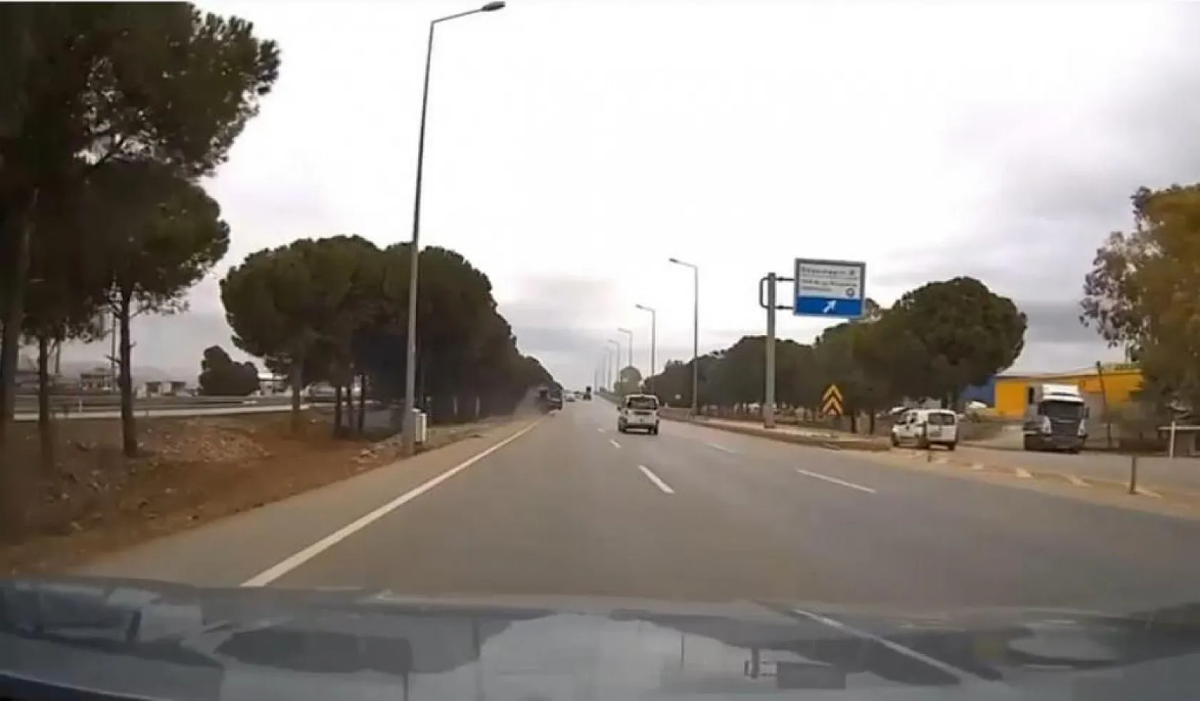 Bariyerlere çarpan araç hurdaya döndü, sürücü hayatını kaybetti