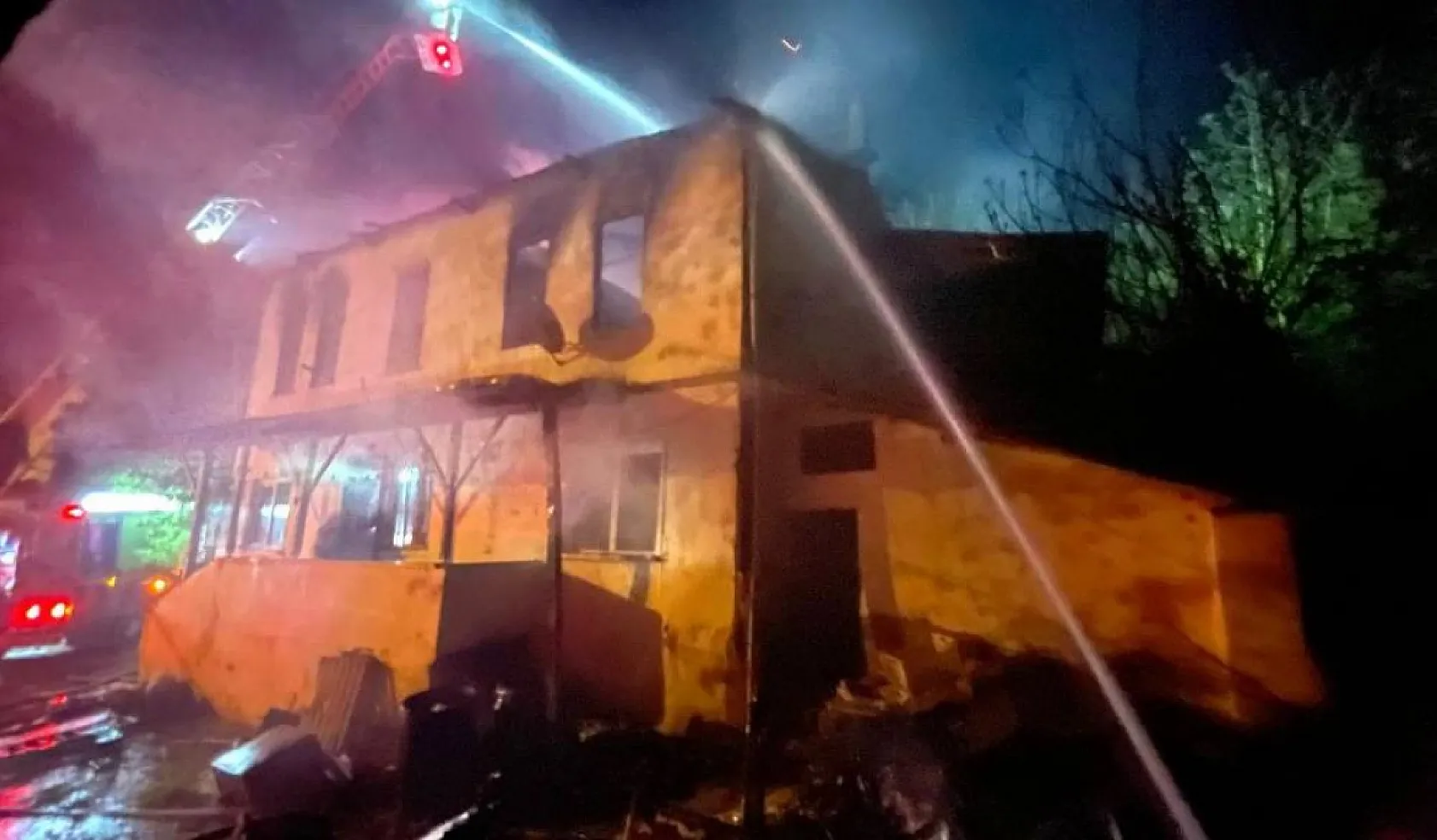 Korkutan yangın: 82 yaşındaki yatalak kadın son anda kurtarıldı